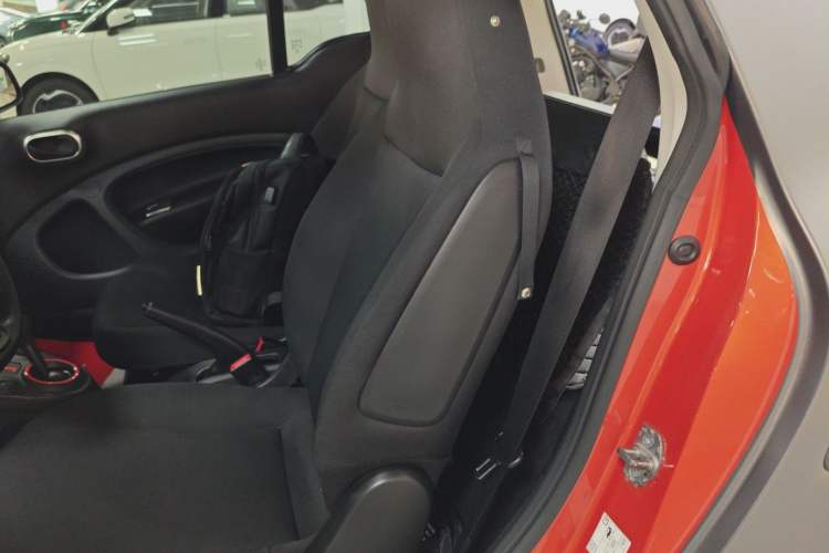 Used smart fortwo 2015 1.0L 52 kW hardtop Dynamic version