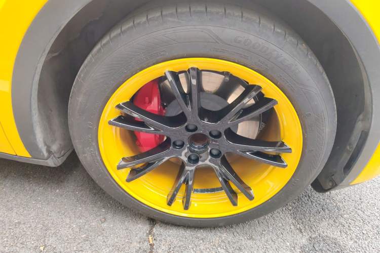 Used Tesla Model Y 2021 Standard Range Rear-Wheel Drive Version Right Front Wheel Hub