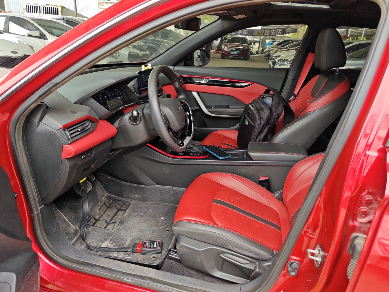 المقاعد الأمامية داخل السيارة