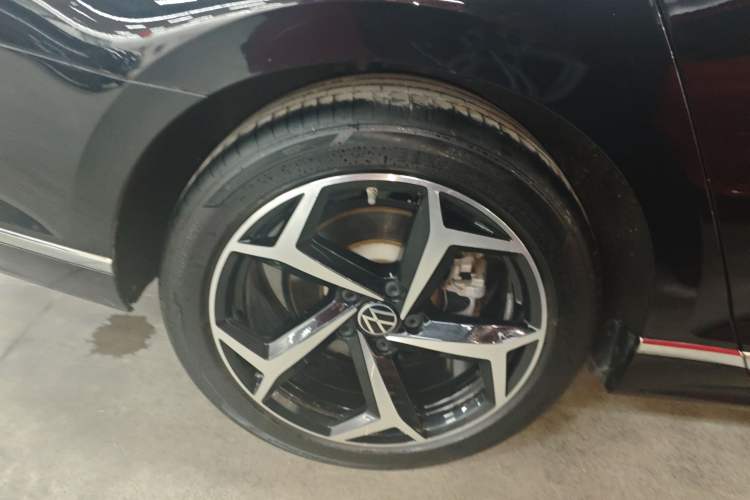 Used Volkswagen Magotan 2023 2 Million Units Commemorative Edition 330TSI DSG Luxury Version Right Rear Wheel Hub