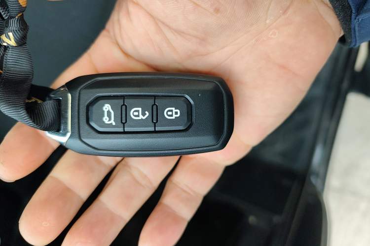 Used JMC Fushun 2023 2.0T Automatic Mid-Range High-Roof Commercial Multi-Purpose 7-Seater Passenger Vehicle