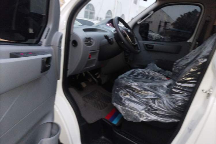 Used SAIC MAXUS Xintu V80 2023 2.0T Manual Classic Aoyuntong Short Wheelbase Mid-Roof 5/6-Seater