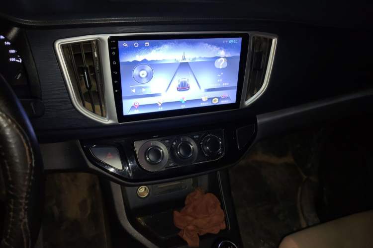 Used FORTHING Lingzhi 2022 M5L 2.0L Utility Model 7 Seats Audio And AC Panel