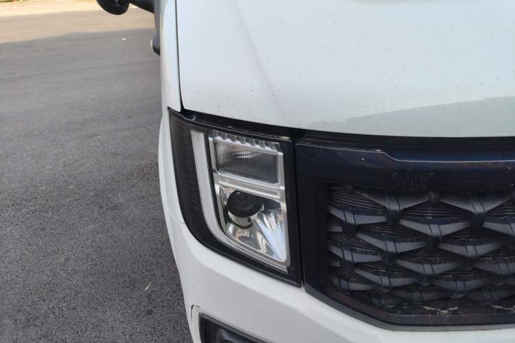 Used JMC Fushun 2023 2.0T Manual Short-Wheelbase Mid-Roof Commercial Van Transporter 2/3 Seats