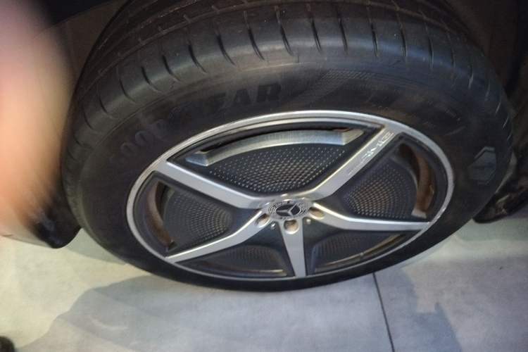 Used Mercedes-Benz EQS SUV 2023 450 4MATIC Pioneer Edition Left Front Wheel Hub