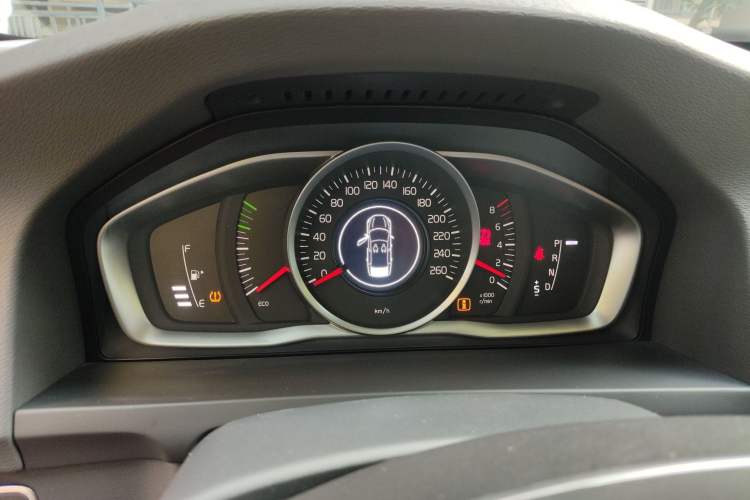 Used Volvo S60 2015 S60L 2.0T Zhiyuan Edition
