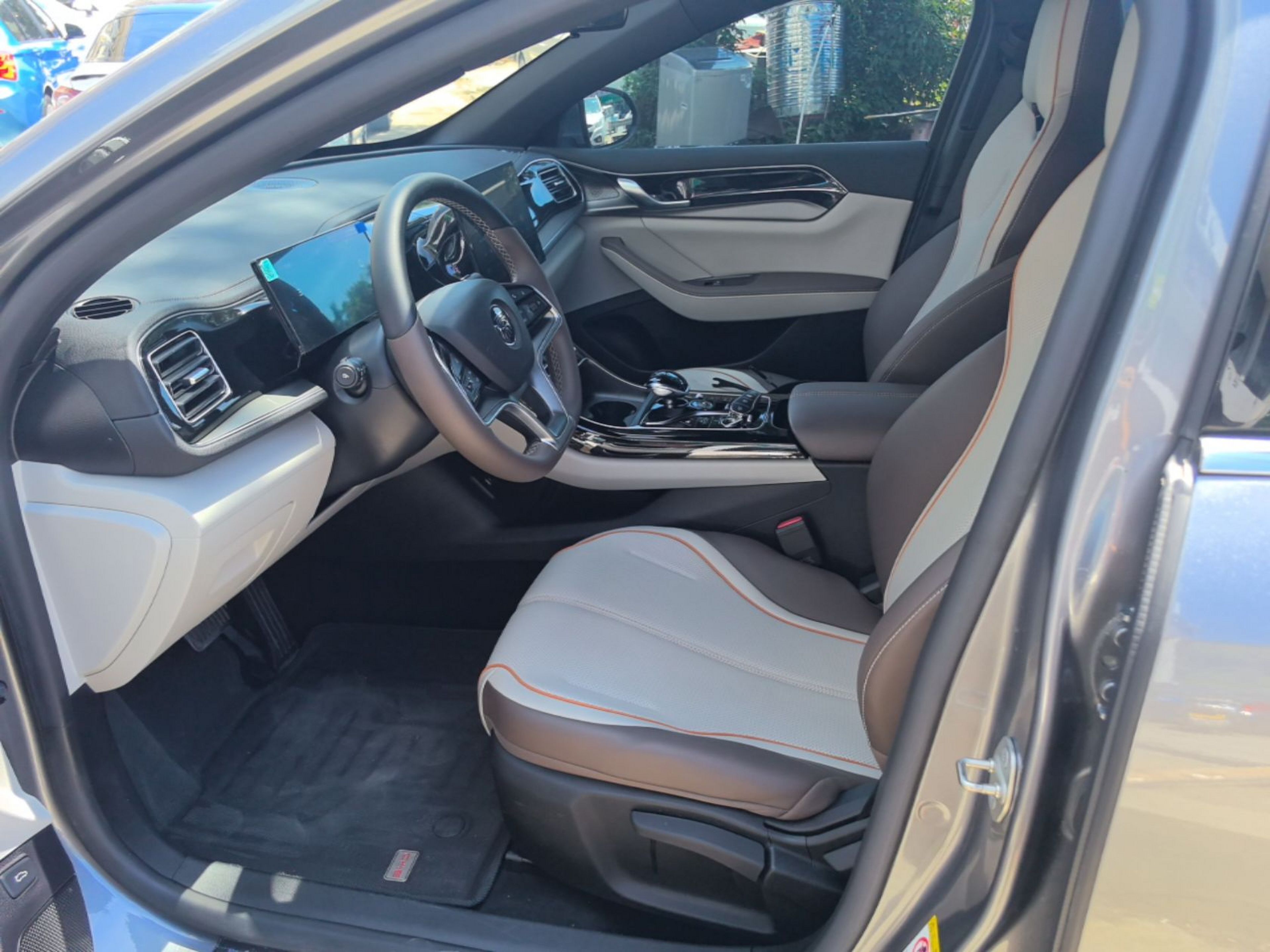 المقاعد الأمامية داخل السيارة
