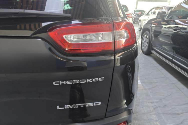 Used Jeep Cherokee 2020 2.0L Two-Wheel Drive Classic Sports Edition
