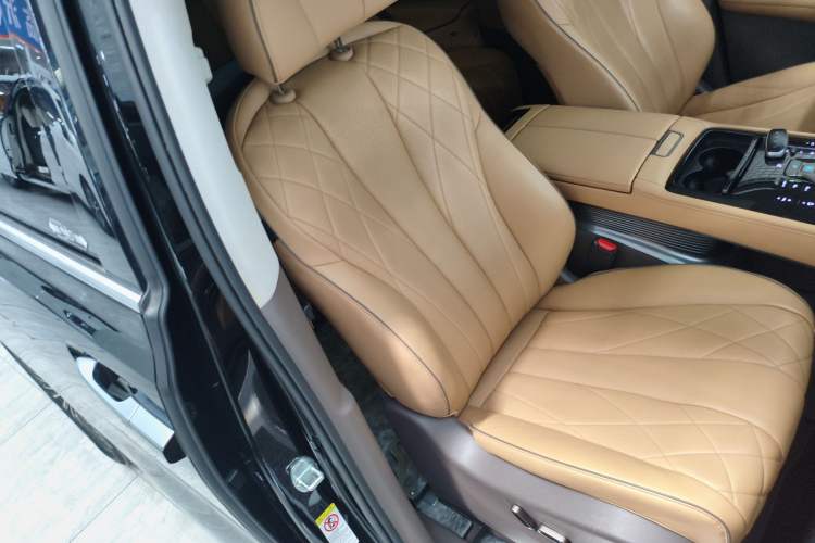 Used Denza D9 2022 DM-i 970 Four-Wheel Drive Prestige Model