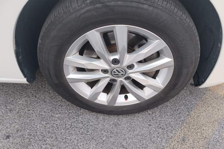 Used Volkswagen Touran 2016 Volkswagen Touran L 280TSI DSG Comfort Edition Right Front Wheel Hub
