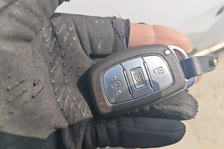 Used Hyundai Tucson 2015 1.6T Dual-Clutch Two-Wheel-Drive Smart Model Interior 1