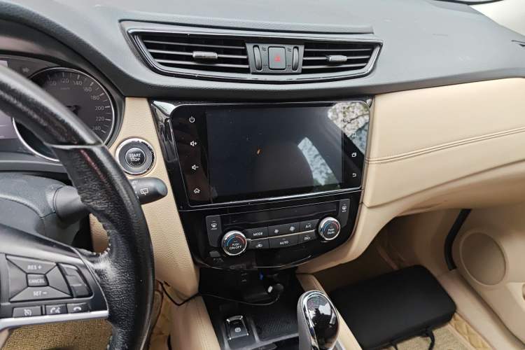 Used Nissan X-Trail 2019 2.0L CVT Comfort Edition 2WD Audio And AC Panel