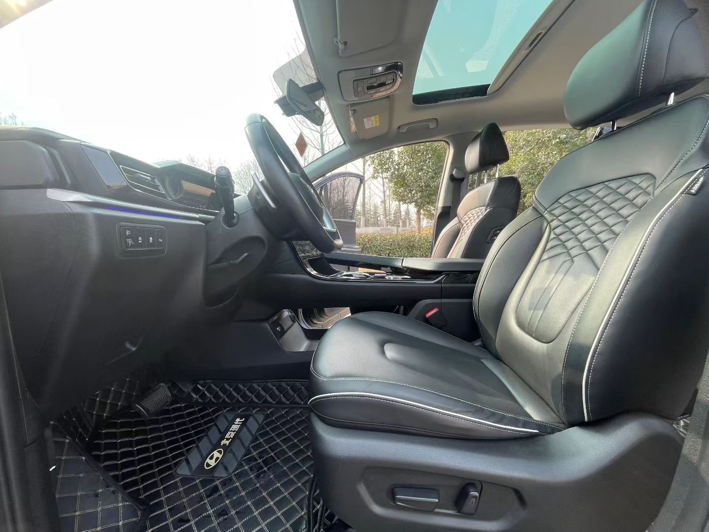 المقاعد الأمامية داخل السيارة