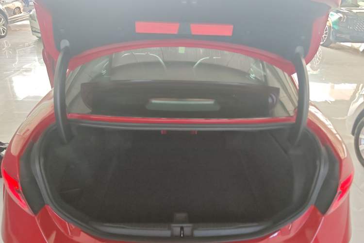 Used Alfa Romeo Giulia 2017 2.0T 200HP Luxury Edition
