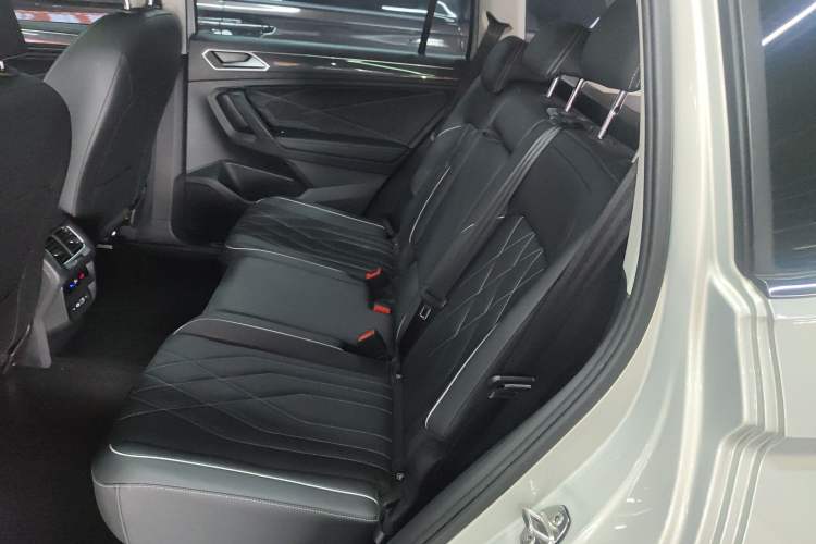 Used Volkswagen Tiguan L 2023 330TSI Automatic Two-Wheel Drive R-Line Enjoyment Edition
