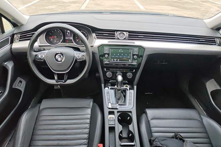 Used Volkswagen Magotan 2019 330TSI DSG Leading Edition China V Standard Center Console