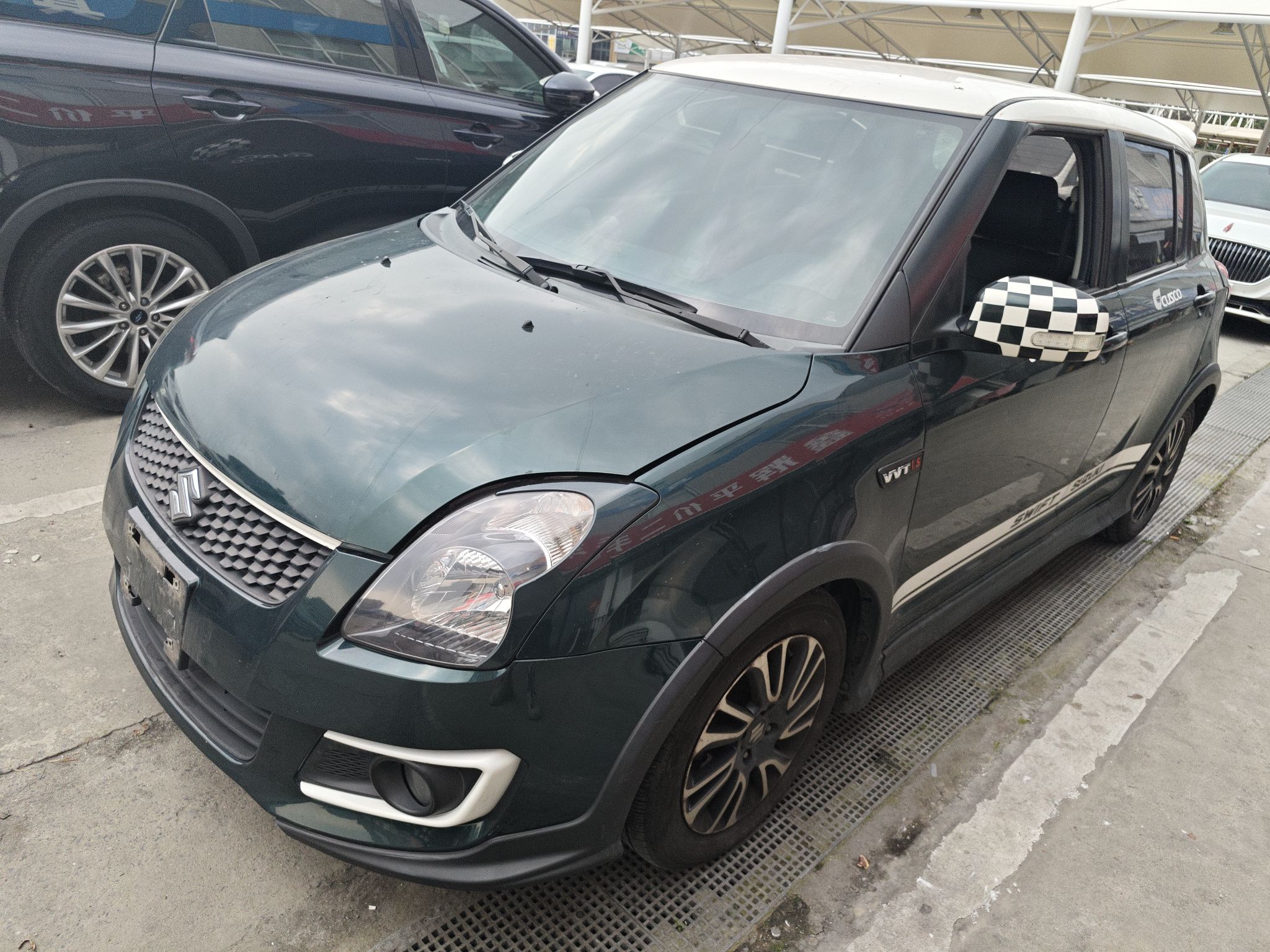 تحت مقدمة السيارة