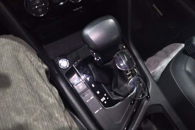 Used Volkswagen Tiguan L 2017 330TSI Automatic Two-Wheel Drive Comfort Edition Gear Lever