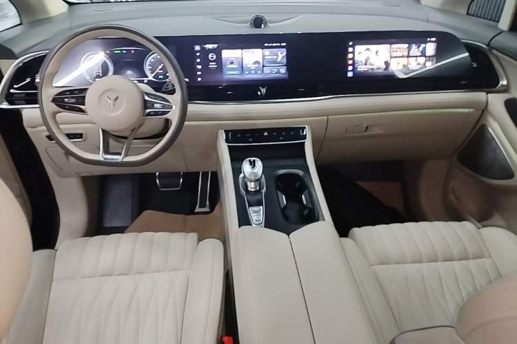 Used VOYAH Dream 2022 0-Carbon Edition Dream+ Smart Enjoyment Package 475 km Center Console