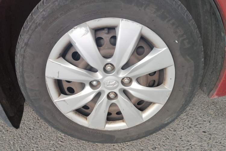 Used Hyundai Verna (older generation) 2010 Sedan 1.4L Manual Comfort GS Right Front Wheel Hub