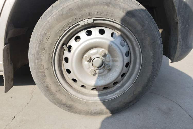 Used CHANGAN KUAYUE Xing V3 2023 1.3L Gasoline Comfort Model 5-Seater Passenger Vehicle Right Front Wheel Hub