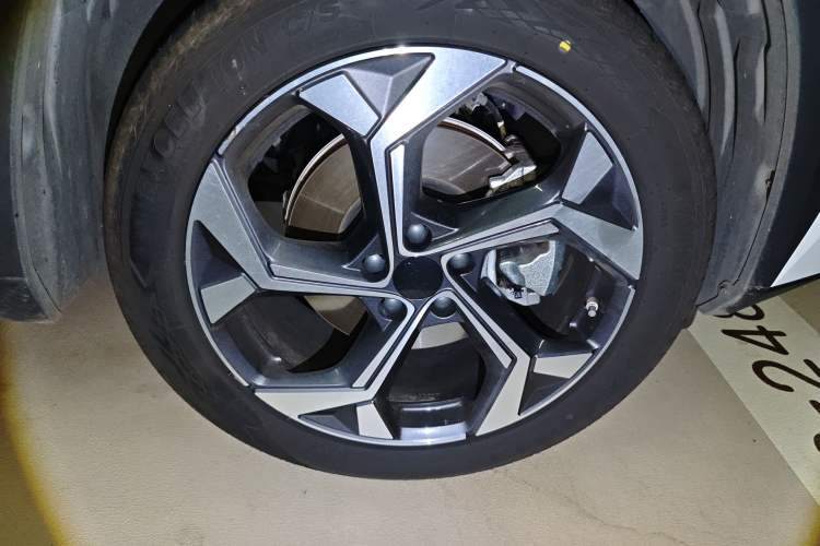 Used Geely Auto FX11 2023 1.5TD DCT Prestige Edition Right Front Wheel Hub