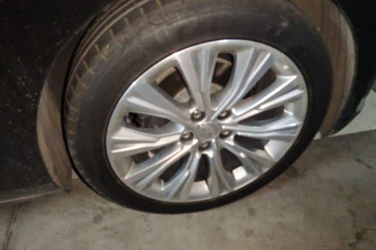 Used Cadillac CT6 2023 28T Luxury Version Right Front Wheel Hub