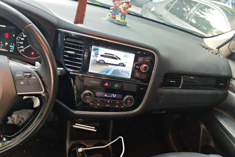 Used Mitsubishi Outlander 2016 2.4L 4x4 Elite Edition 7-Seater Audio And AC Panel