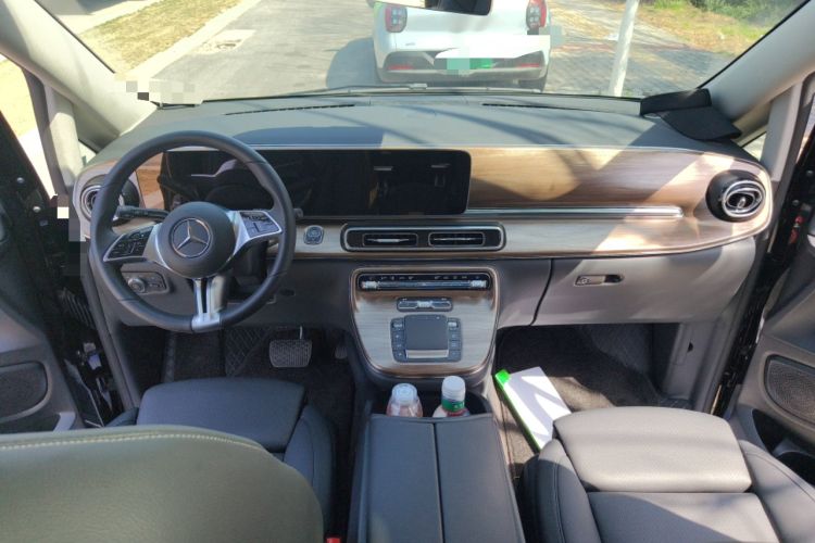 Used Mercedes-Benz V-Class 2024 V 300 Pilot Edition Center Console