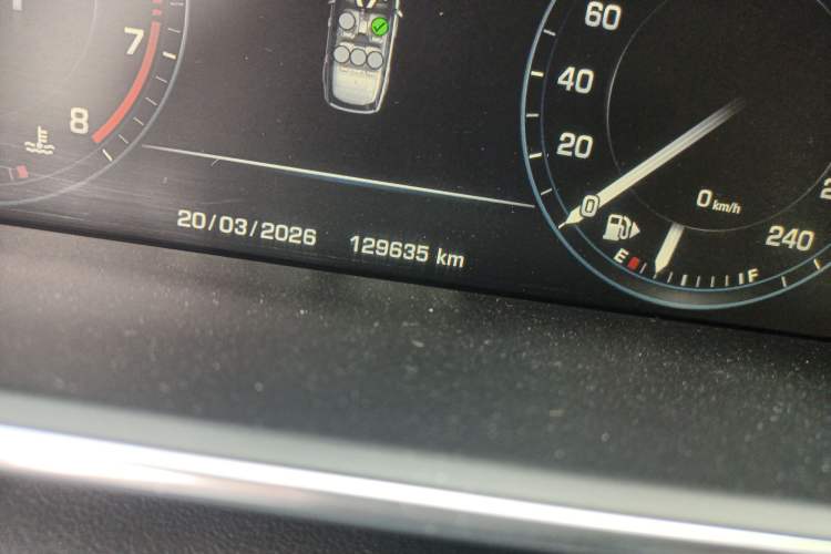 Used Land Rover Range 2015 3.0 SC V6 Vogue Odometer Close Up