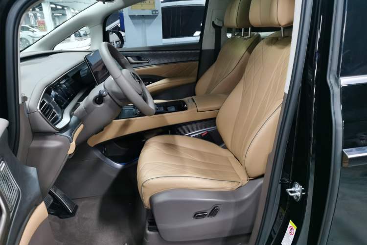 Used Denza D9 2023 DM-i 965 Luxury Model