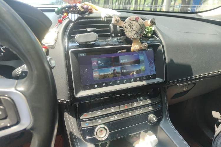 Used Jaguar F-PACE 2016 2.0T Two-Wheel-Drive R-Sport Sport Edition Audio And AC Panel