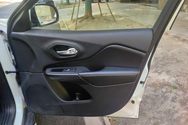 Used Jeep Cherokee 2017 2.0L Superior Edition