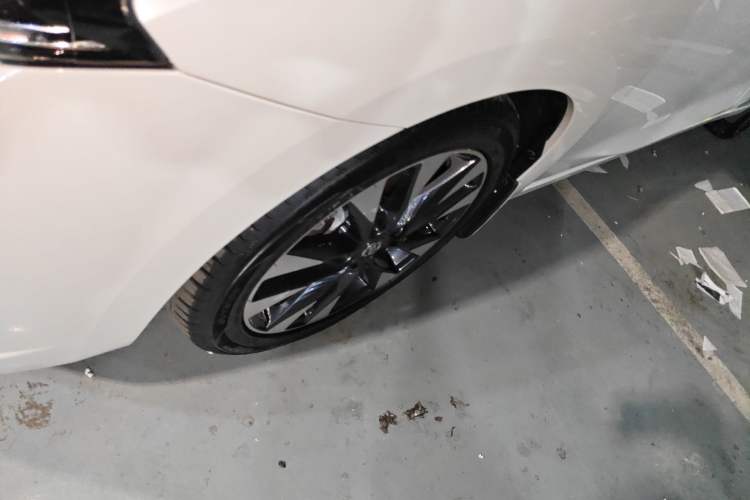 Used Nissan Lannia 2016 1.6L CVT Smart Cool Edition Left Front Wheel Hub