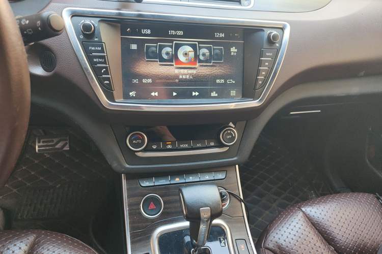 Used Land X7 2015 2.0T Panoramic Prestige Edition Audio And AC Panel