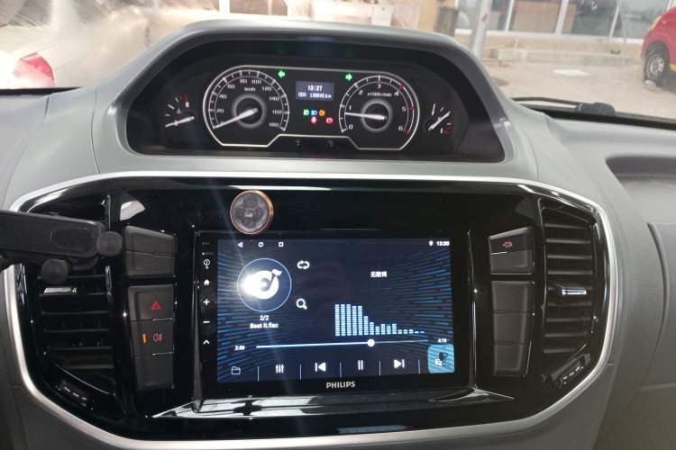 Used SAIC MAXUS Xintu V80 2021 2.0T Manual Classic City Delivery King Short Wheelbase Mid-Roof Design 3 Seats
