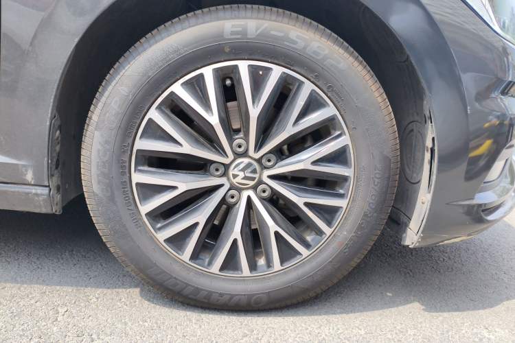 Used Volkswagen Sagitar  Right Front Wheel Hub