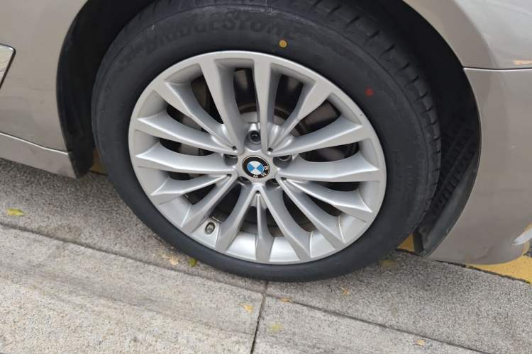 Used BMW 5 Series New Energy 2021 535Le Luxury Package Right Front Wheel Hub