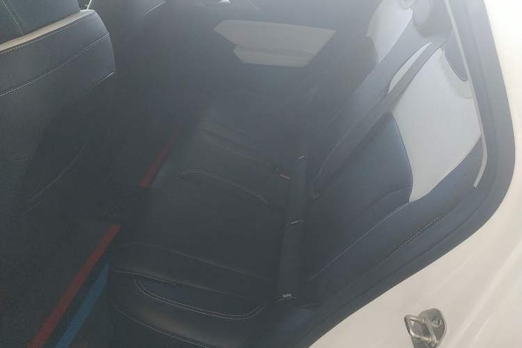 Used Geometry E Firefly 2024 401 km Fluorescent Interior 4