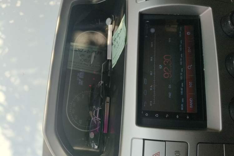 Used SAIC MAXUS Xintu V80 2016 2.5T Manual Aoyuntong National IV Short Wheelbase Mid-Roof 6-Seater