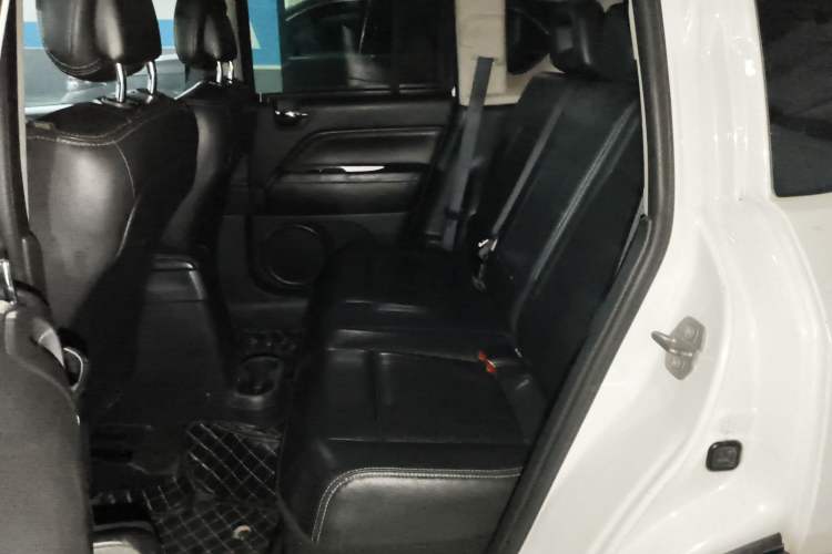 Used Jeep Compass 2014 2.0L two-wheel drive luxury version Left Rear Seat