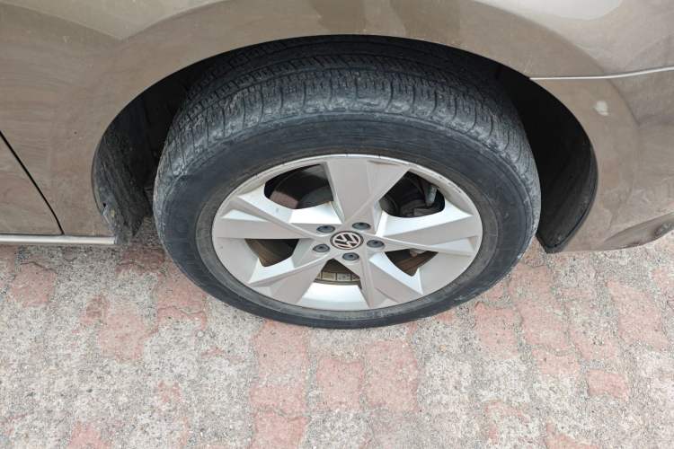 Used Volkswagen Bora 2014 1.6L Automatic Comfort Model Right Front Wheel Hub