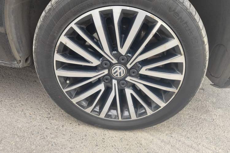 Used Volkswagen Multivan 2018 2.0 TSI 4x4 Prestige Edition 7-Seater Right Front Wheel Hub