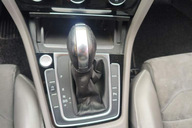 Used Volkswagen Golf 2016 280TSI Automatic Flagship Model Gear Lever