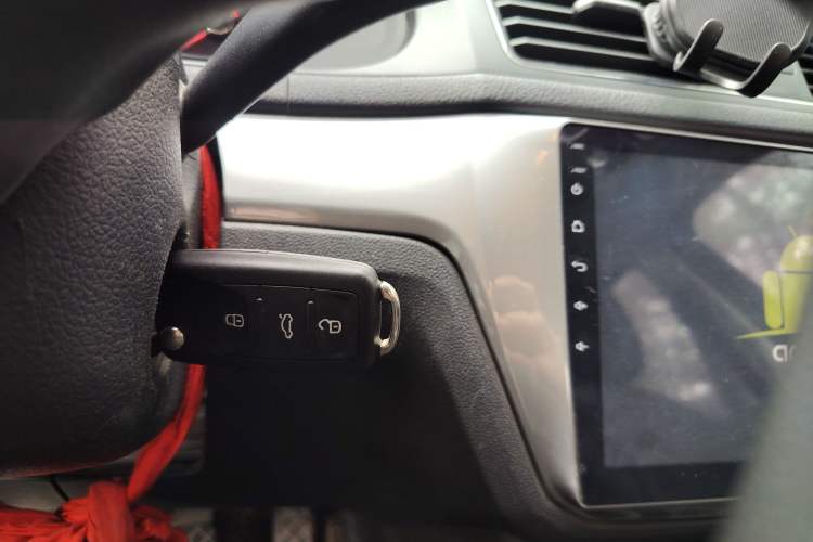 Used Volkswagen Lavida 2015 1.6L Manual Fashion Edition
