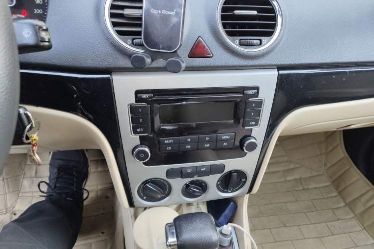 Used Volkswagen Lavida 2011 1.6L Automatic Premium Edition Audio And AC Panel