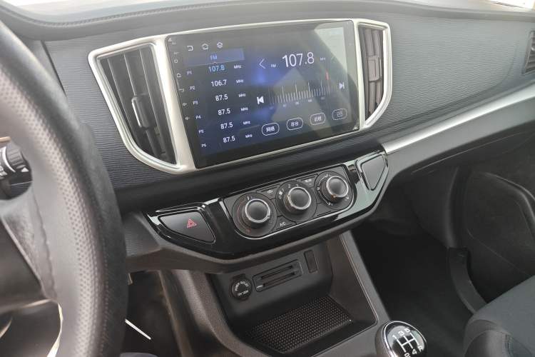 Used FORTHING Lingzhi 2022 Striving Version M5L 1.6L Base Model 9-Seater Audio And AC Panel