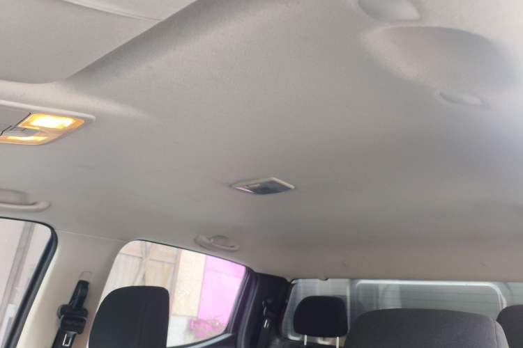 Used Isuzu D-MAX 2015 2.5T Two-Wheel Drive Automatic High-Performance Elite Version 4JK1 Headliner