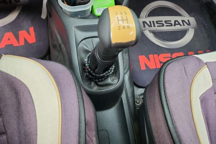 Used Nissan Livina 2010 Jingyue Edition 1.6L Manual All-Around Model Gear Lever