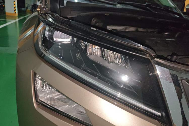 Used Skoda Kodiaq 2019 Facelifted TSI330 7-Seater Two-Wheel-Drive Deluxe Enjoyment Version China V Emission Standard Right Front Headlight